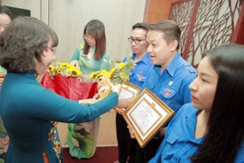Đảng ủy Khối Dân - Chính - Đảng TP.HCM trao huy hiệu Đảng đợt 19-5