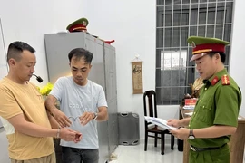 Thuê 3 ô tô mang đi cầm lấy tiền nướng sạch vào sòng bạc ở Campuchia