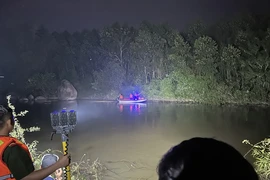 Cùng nhóm bạn tắm sông, 2 em học sinh mất tích