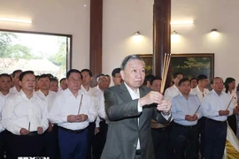 Hình ảnh Tổng Bí thư Tô Lâm dâng hương tưởng niệm Cụ Phó bảng Nguyễn Sinh Sắc