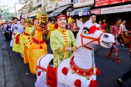 Hơn 800 người Hoa diễu hành trước Tết Nguyên tiêu