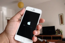 Người dùng phàn nàn vì lỗi iPhone tự khởi động lại 