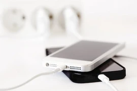 Sạc smartphone mà không cần cắm điện