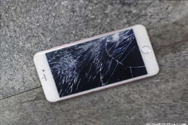 Giận bạn trai, thẳng tay đập bể iPhone 6S màu hồng