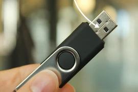 Cắm USB sao cho đúng cách?