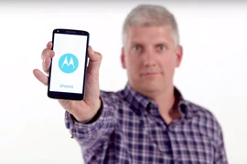Motorola ra mắt smartphone có màn hình ‘không thể vỡ’