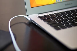 Cắm sạc liên tục cho laptop, lợi hay hại?