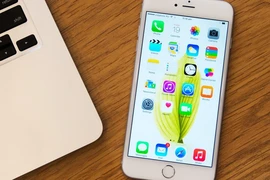 Quản lý danh bạ trên iPhone bằng cách vuốt và chạm