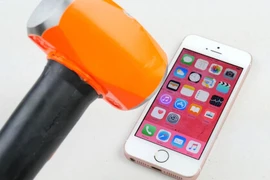 Video tra tấn iPhone SE bằng búa và dao