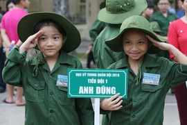 Hơn 130 'chiến sĩ nhí' tham dự học kì trong quân đội