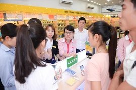 Oppo F1s hút hàng trong ngày đầu ra mắt