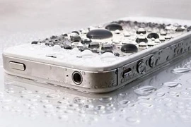 Cách ‘cấp cứu’ smartphone khi vô nước