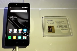 Fancy 3 - 'Phù thủy' bóng đêm với đèn flash trước