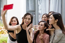 Dàn người đẹp nóng bỏng cùng Oppo F5