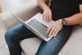 Đặt laptop trên đùi có thực sự gây vô sinh?