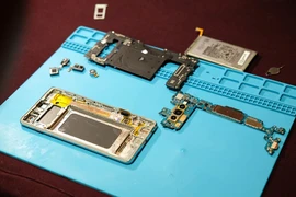 ‘Mổ bụng’ Samsung Galaxy S10 Plus đầu tiên tại Việt Nam