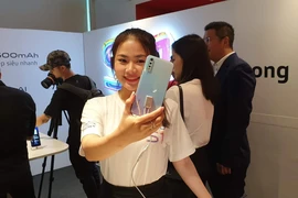Lộ diện mẫu smartphone có camera selfie AI 32 MP