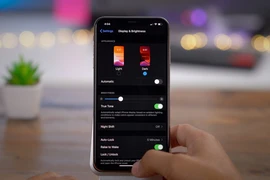 Cách bật chế độ tối trên iPhone và iPad