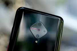 Trên tay chiếc smartphone có cụm camera lạ mắt
