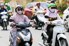 Kinh nghiệm đi xe máy, ô tô khi trời nắng nóng 