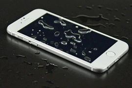 Cần làm gì khi iPhone bị vô nước trong mùa mưa?