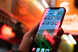 Người dùng than trời vì iPhone 12 gặp sự cố màn hình cảm ứng