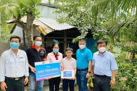 Tặng 3.300 máy tính bảng cho các em học sinh khó khăn