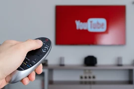 Vì sao người Việt lại thích xem YouTube trên tivi thông minh?