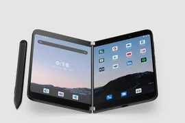 Bill Gates sử dụng điện thoại gập, nhưng đó không phải là Surface Duo 2 của Microsoft