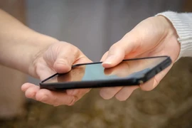 Luôn làm 3 điều này trước khi cho ai đó mượn điện thoại