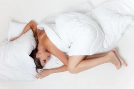 Nằm ngủ nghiêng bên trái hay bên phải, bên nào thì tốt cho sức khỏe hơn?