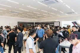 nhu cầu mua sắm điện thoại tăng mạnh dịp cuối năm