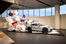 Porsche bất ngờ đẩy mạnh phát triển xe điện