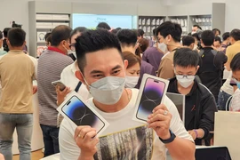 người dùng hào hứng sở hữu iphone