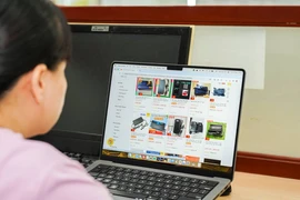 mua sắm hàng công nghệ trực tuyến