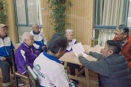 Khi người già cũng tập tành làm video ngắn 