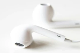 Tin công nghệ 4-6: Vì sao tai nghe Lightning lại yêu cầu bật Bluetooth?