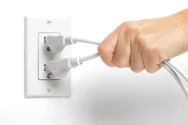 5 lý do vì sao nên rút phích cắm điện máy tính trước khi đi ngủ