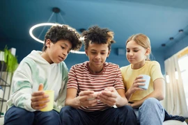 Cách bảo vệ con trẻ trên mạng xã hội YouTube và Instagram 