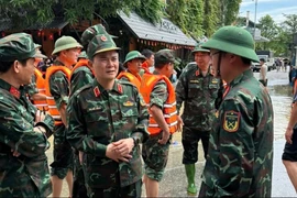 Nhà mạng chạy đua với thời gian khôi phục liên lạc trong vùng lũ 