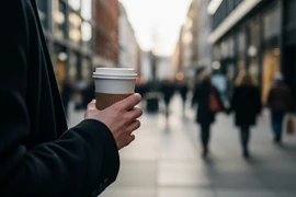 Uống cà phê mang đi mỗi ngày, bạn có thể đang vô tình nuốt vi nhựa?