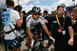 Nhà vô địch bị loại khỏi Tour de France vì chơi xấu