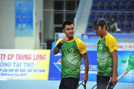 Cựu đôi số 1 quần vợt Việt Nam đăng quang nghẹt thở