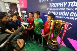 Thủ môn Bùi Tiến Dũng và cúp vàng AFF bị 'vây' tại Hà Nội