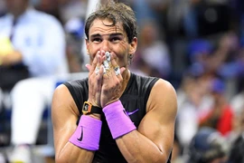 Thắng kịch tính Medvedev, Nadal tiến gần kỷ lục của Federer