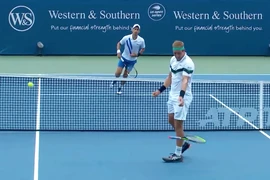 Cận cảnh Djokovic tung cú smash quất bay vợt đối thủ