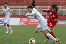Các cô gái tất tả chạy dịch COVID-19