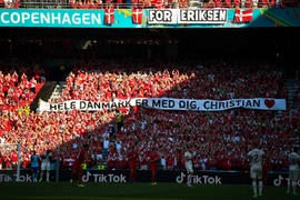 Eriksen gắn máy khử rung tim, bác sĩ khuyên kết thúc sự nghiệp