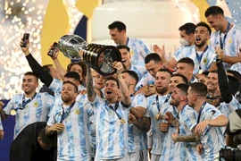 Messi phá kỷ lục lại còn được sánh với huyền thoại Maradona