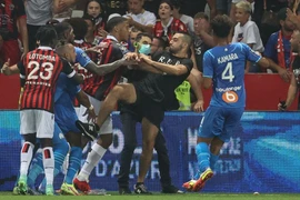 Cầu thủ và CĐV hỗn chiến ở trận đấu của Ligue 1